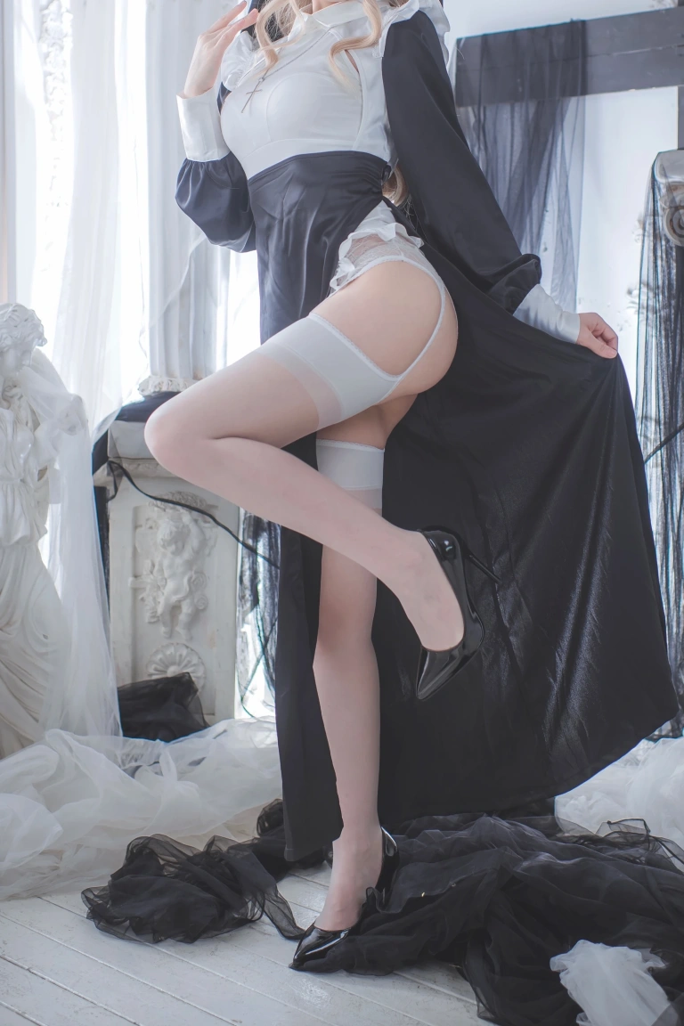 coser衣衣《修女》主题写真：59张全套美图，含2个视频