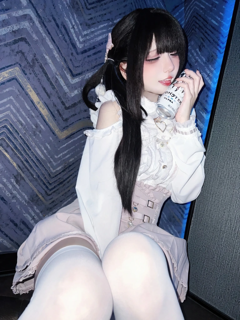 纸悦Etsu_ko《与地雷系女子的ktv约会》主题写真：44张全套美图