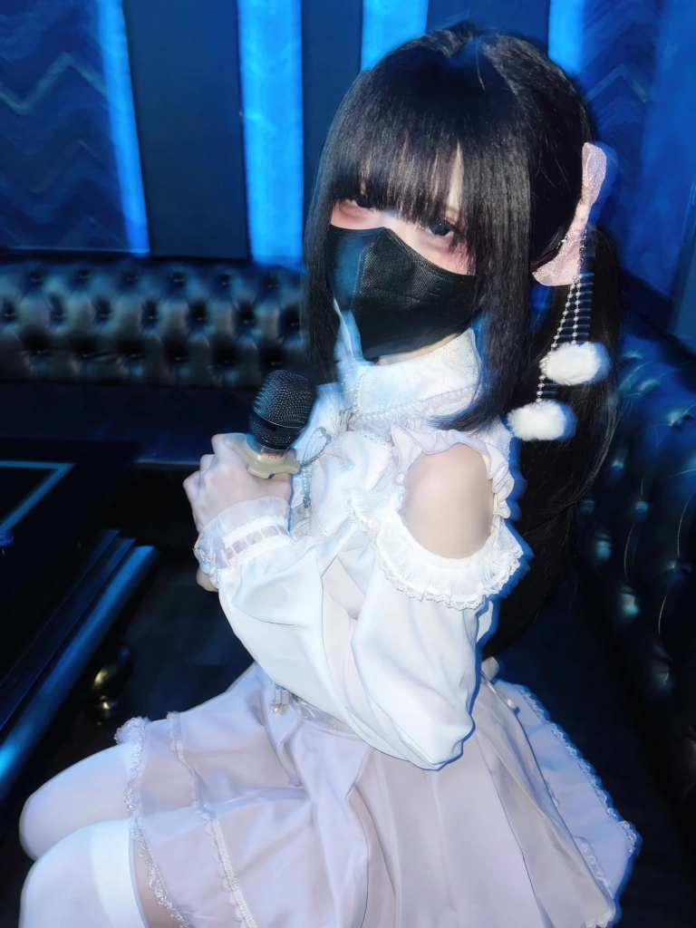 纸悦Etsu_ko《与地雷系女子的ktv约会》主题写真：44张全套美图