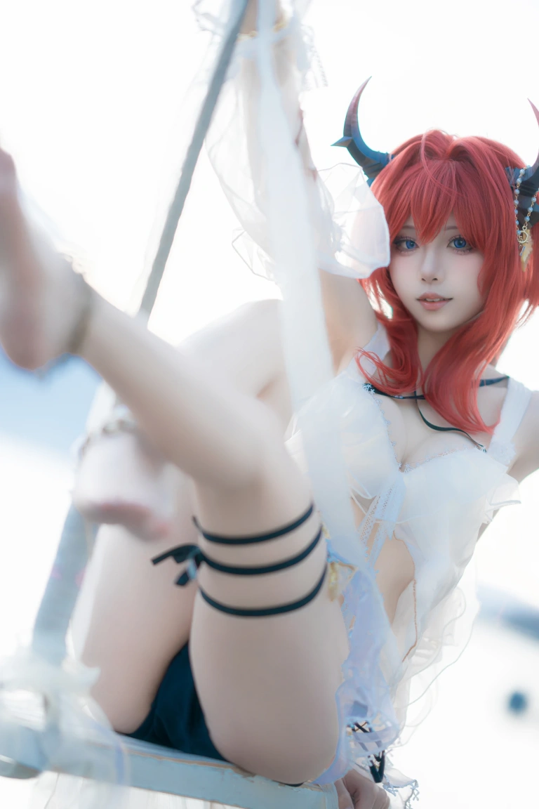 纸悦Etsu_ko《明日方舟 史尔特尔泳装》主题写真：35张全套美图