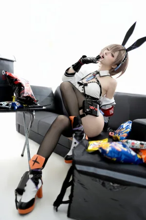 纸悦Etsu_ko《外卖兔》主题写真：65张全套美图