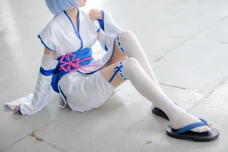 森萝财团《FREE-002》主题写真：15张全套美图