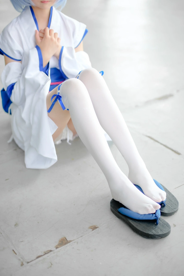 森萝财团《FREE-002》主题写真：15张全套美图