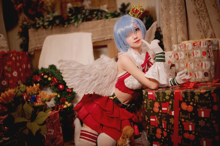 花柒Hana《圣诞蕾姆cos》主题写真：22张全套美图