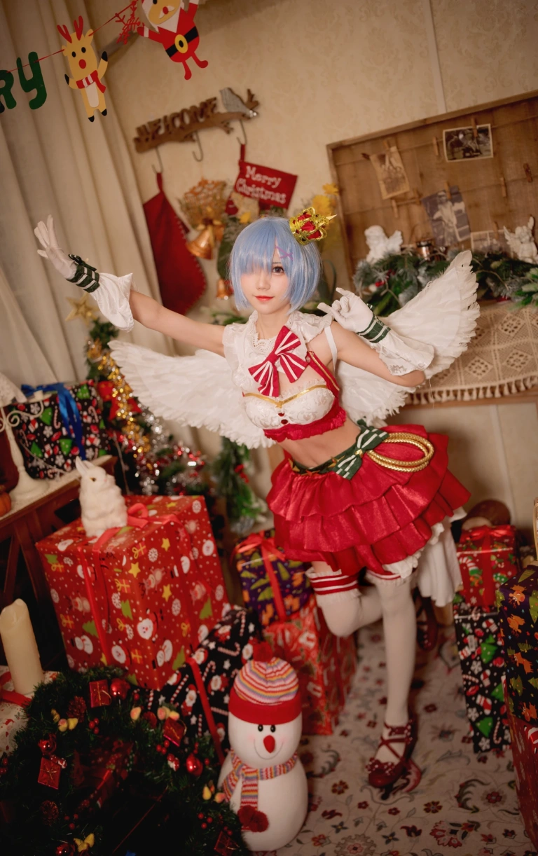 花柒Hana《圣诞蕾姆cos》主题写真：22张全套美图