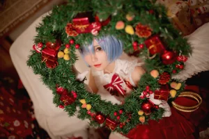 花柒Hana《圣诞蕾姆cos》主题写真：22张全套美图