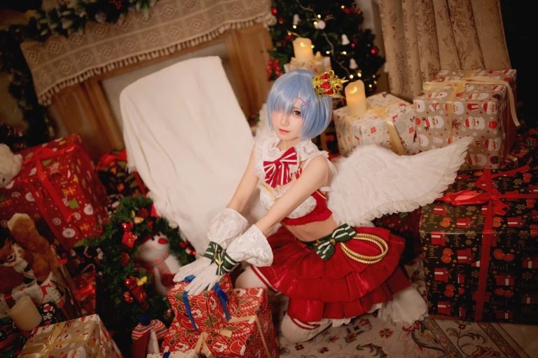 花柒Hana《圣诞蕾姆cos》主题写真：22张全套美图