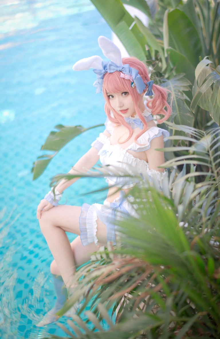 花柒Hana《夏日甜芯泳装写真》主题写真：37张全套美图