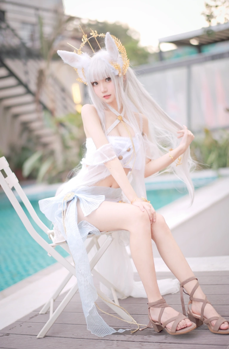 花柒Hana《白金cos泳装》主题写真：18张全套美图