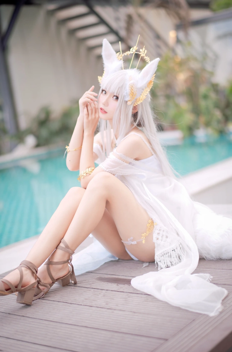 花柒Hana《白金cos泳装》主题写真：18张全套美图