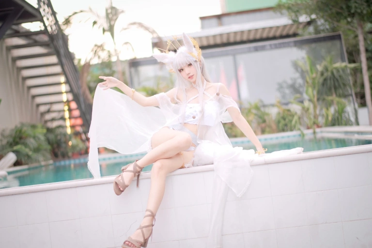 花柒Hana《白金cos泳装》主题写真：18张全套美图