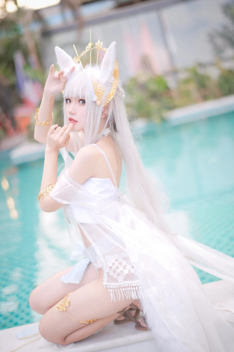 花柒Hana《白金cos泳装》主题写真：18张全套美图