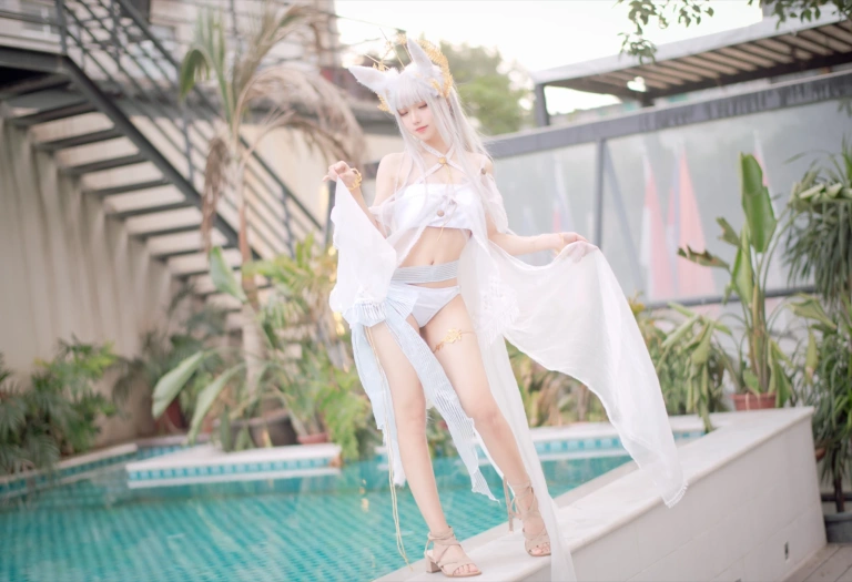 花柒Hana《白金cos泳装》主题写真：18张全套美图