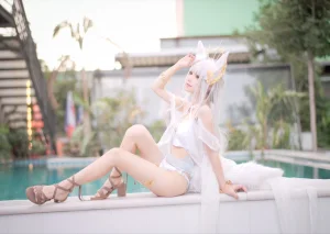 花柒Hana《白金cos泳装》主题写真：18张全套美图
