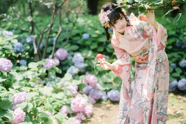 花柒Hana《绣球花和服》主题写真：18张全套美图