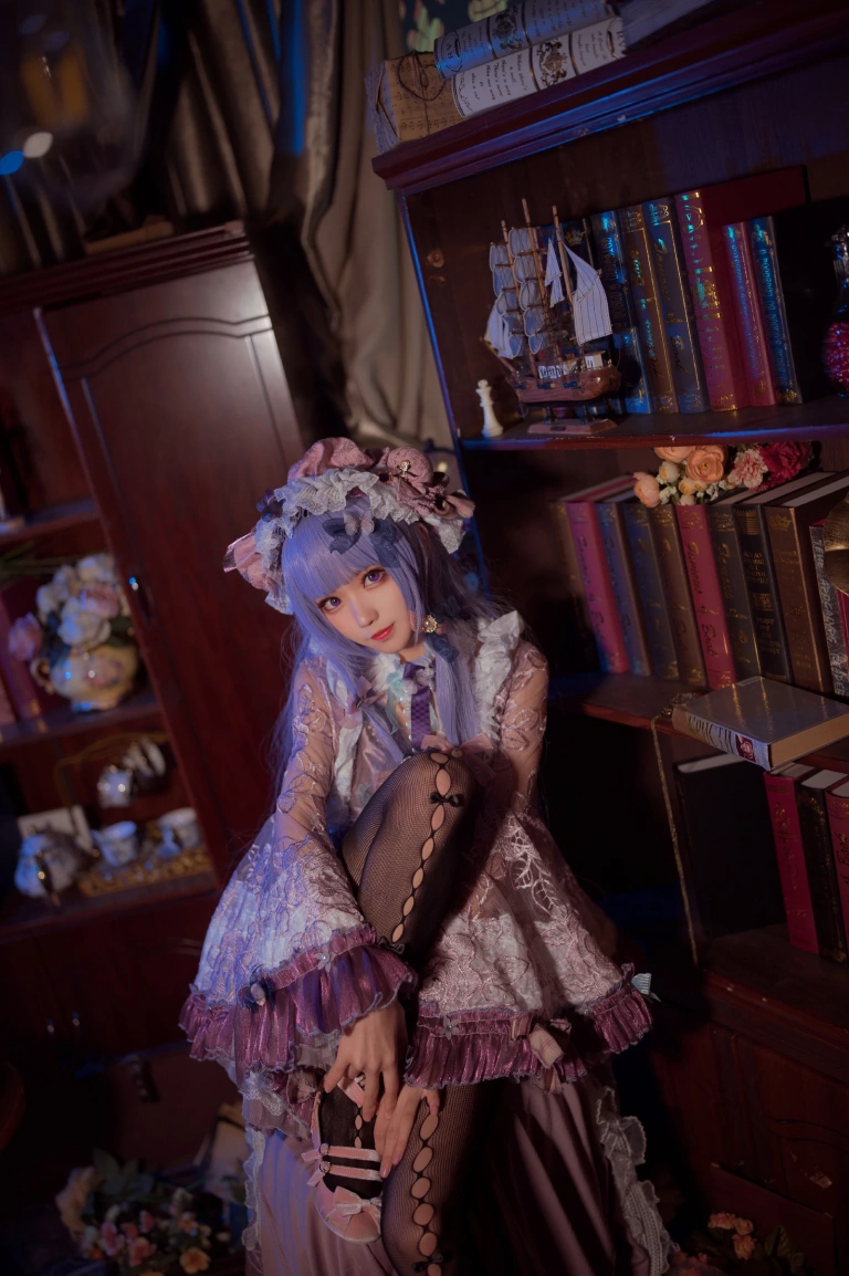 花柒Hana《帕秋莉睡衣》主题写真：13张全套美图