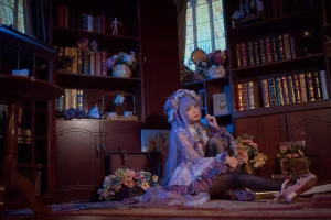 花柒Hana《帕秋莉睡衣》主题写真：13张全套美图