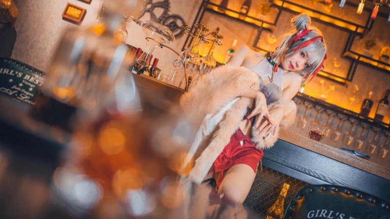 花柒Hana《明日方舟 守夜冠军 W》主题写真：9张全套美图