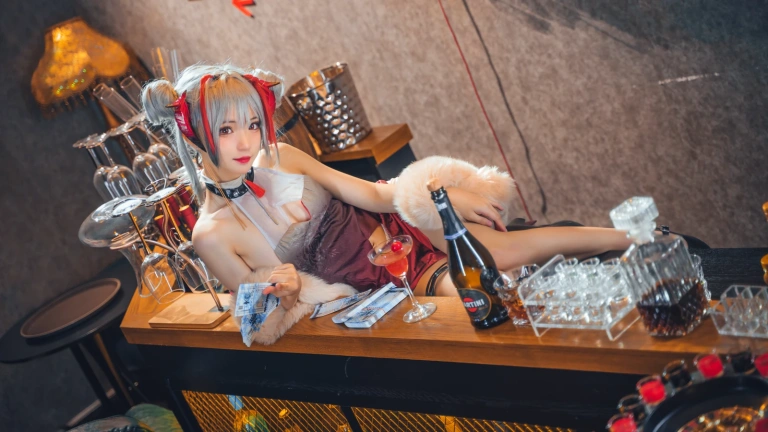 花柒Hana《明日方舟 守夜冠军 W》主题写真：9张全套美图