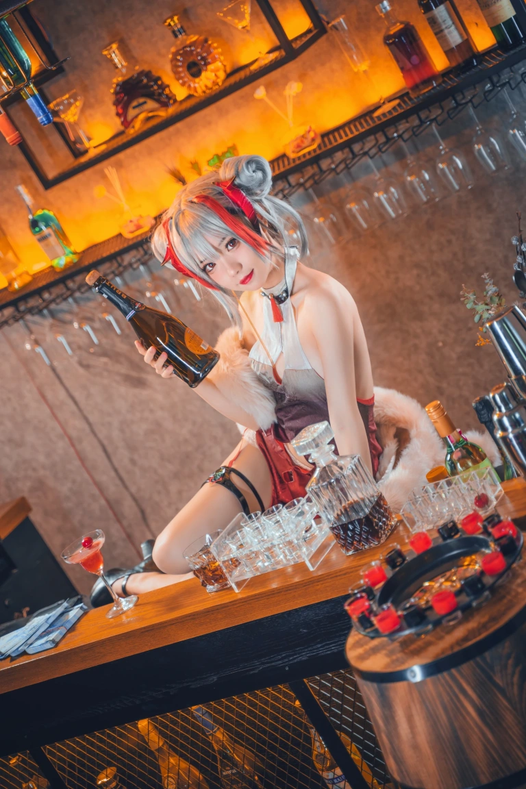 花柒Hana《明日方舟 守夜冠军 W》主题写真：9张全套美图