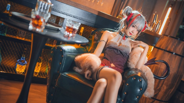 花柒Hana《明日方舟 守夜冠军 W》主题写真：9张全套美图