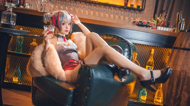 花柒Hana《明日方舟 守夜冠军 W》主题写真：9张全套美图