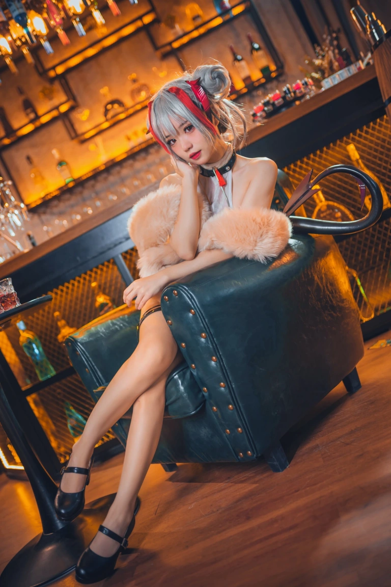 花柒Hana《明日方舟 守夜冠军 W》主题写真：9张全套美图