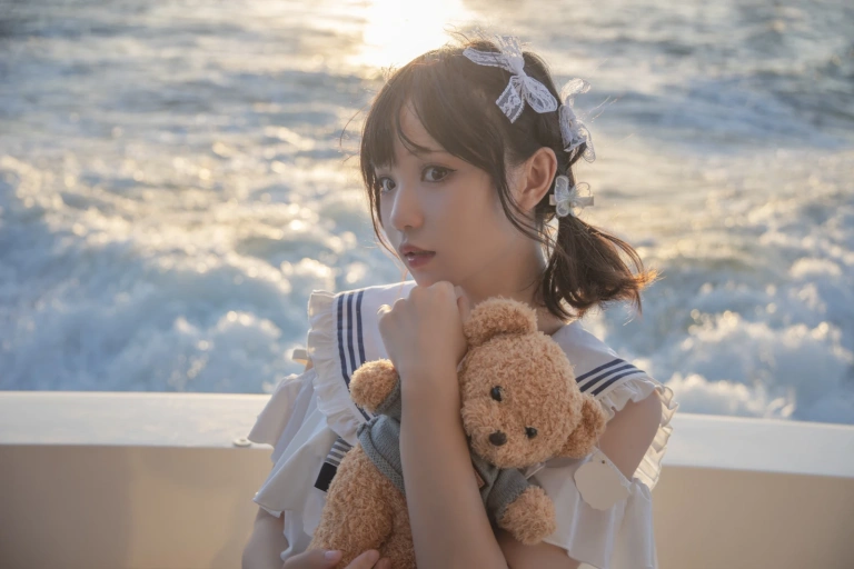 花柒Hana《三亚熊之海军风泳装》主题写真：12张全套美图