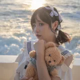 花柒Hana《三亚熊之海军风泳装》主题写真：12张全套美图