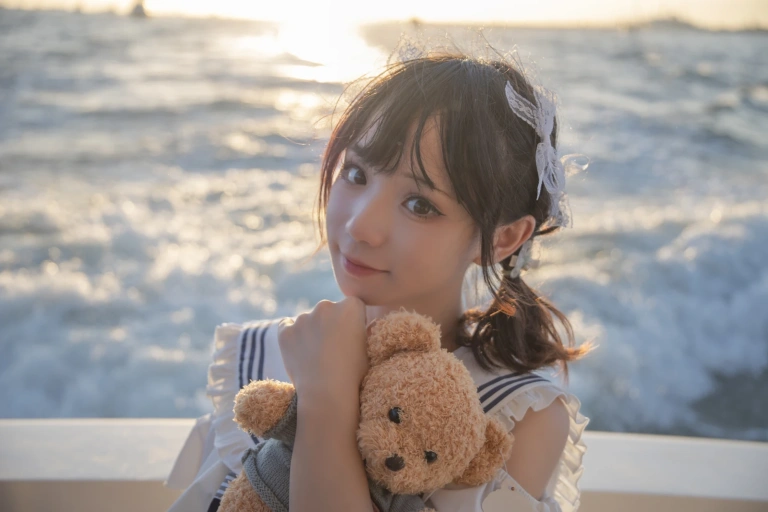 花柒Hana《三亚熊之海军风泳装》主题写真：12张全套美图