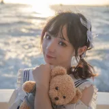 花柒Hana《三亚熊之海军风泳装》主题写真：12张全套美图