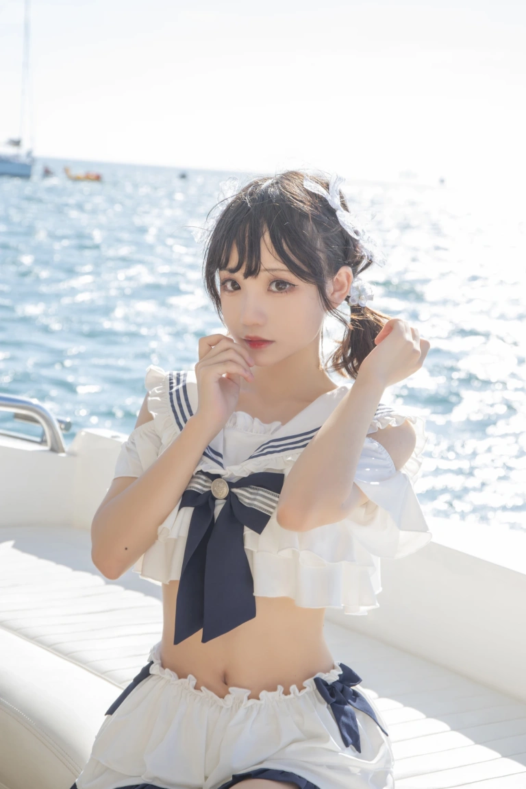 花柒Hana《三亚熊之海军风泳装》主题写真：12张全套美图