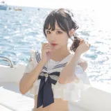 花柒Hana《三亚熊之海军风泳装》主题写真：12张全套美图