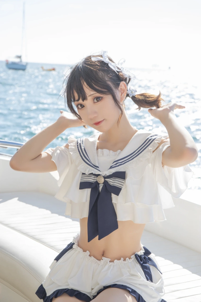 花柒Hana《三亚熊之海军风泳装》主题写真：12张全套美图