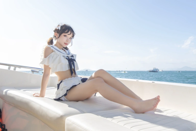 花柒Hana《三亚熊之海军风泳装》主题写真：12张全套美图