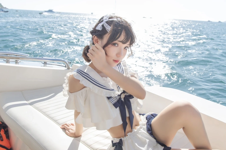 花柒Hana《三亚熊之海军风泳装》主题写真：12张全套美图