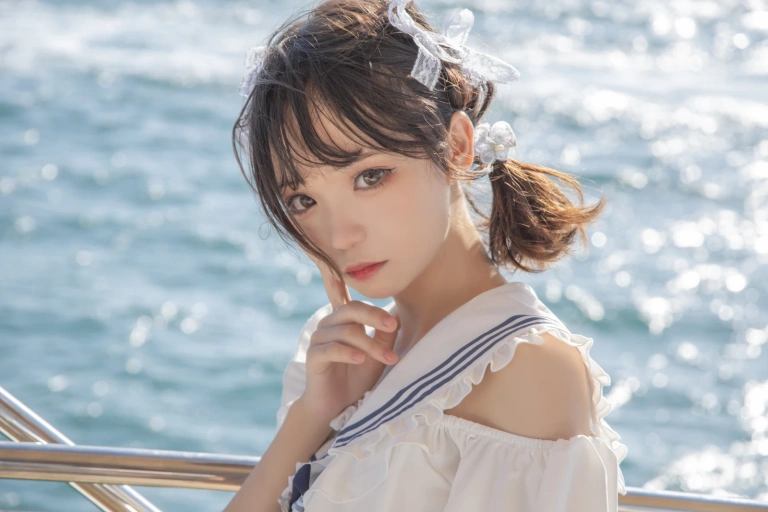 花柒Hana《三亚熊之海军风泳装》主题写真：12张全套美图
