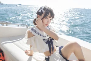 花柒Hana《三亚熊之海军风泳装》主题写真：12张全套美图