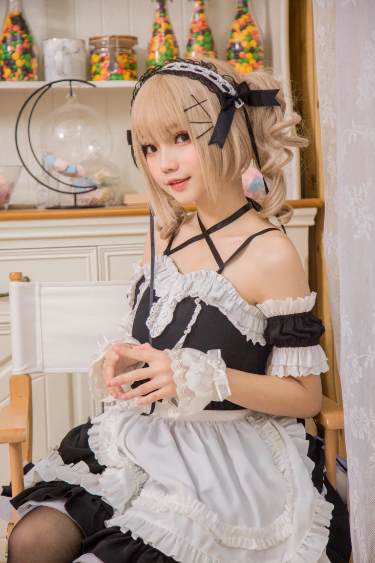 花柒Hana《女仆》主题写真：9张全套美图
