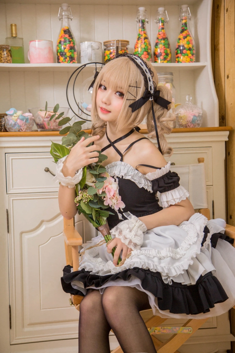 花柒Hana《女仆》主题写真：9张全套美图