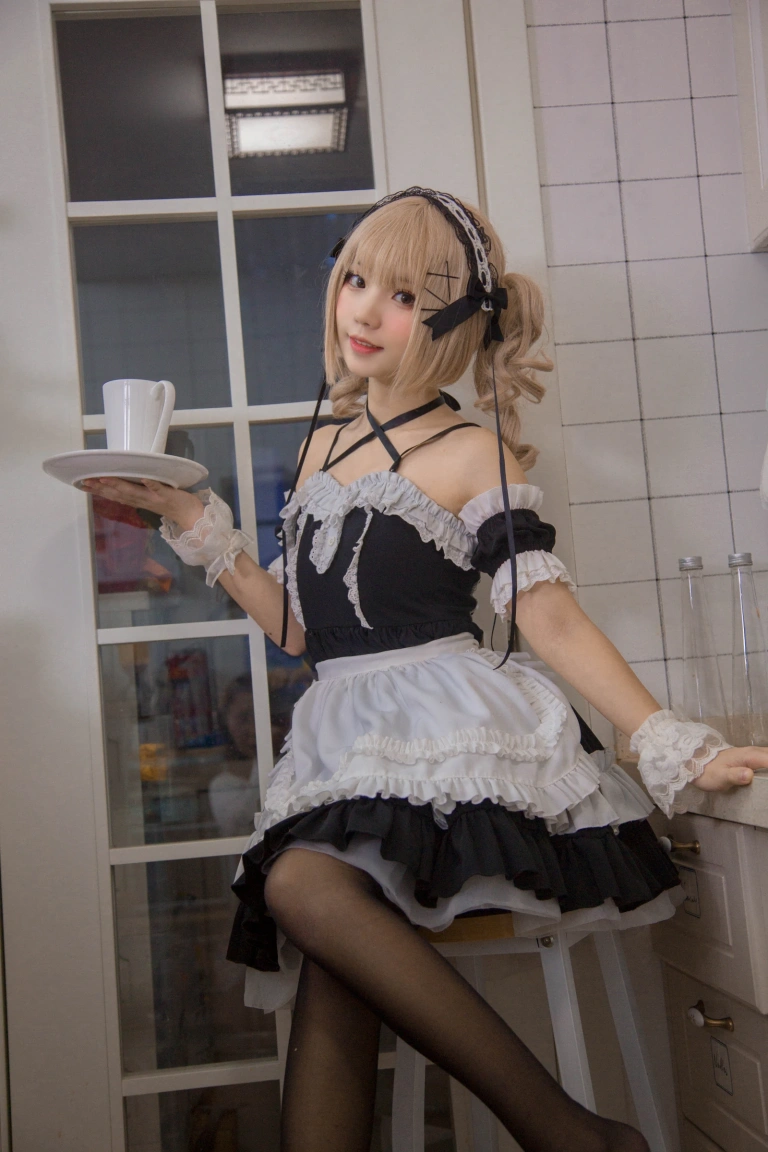 花柒Hana《女仆》主题写真：9张全套美图