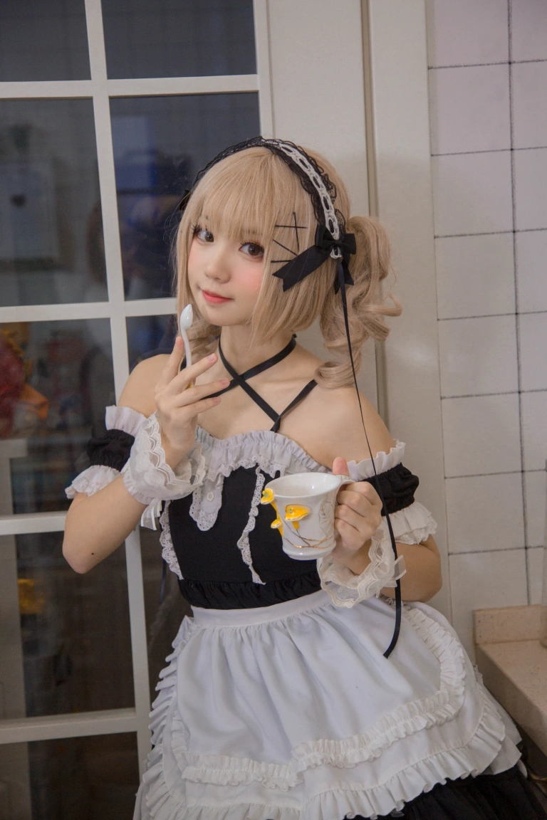 花柒Hana《女仆》主题写真：9张全套美图