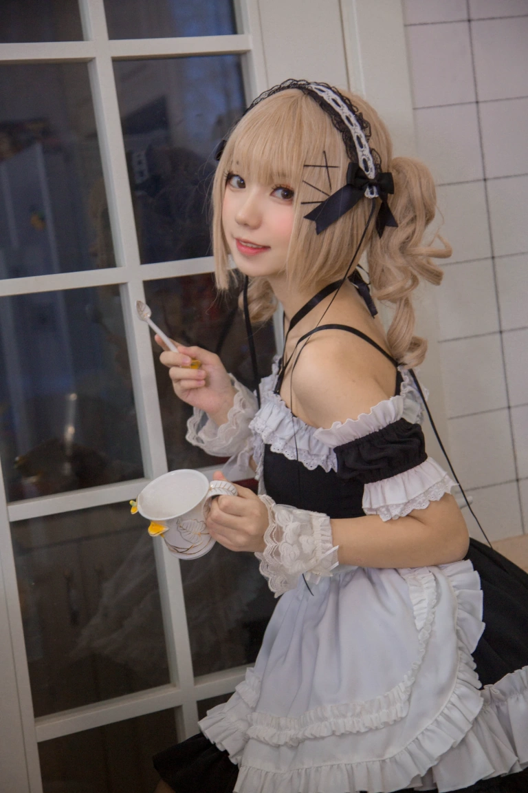 花柒Hana《女仆》主题写真：9张全套美图