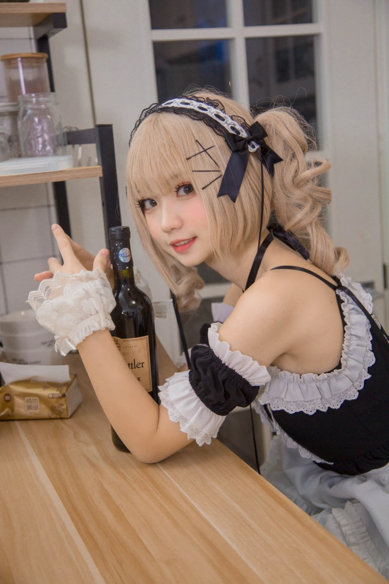 花柒Hana《女仆》主题写真：9张全套美图