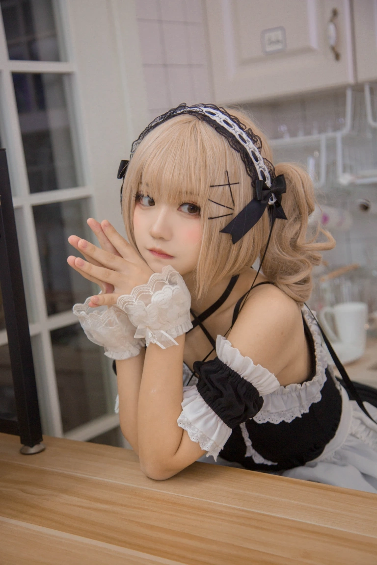 花柒Hana《女仆》主题写真：9张全套美图