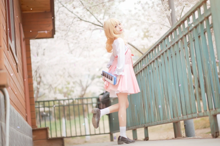 花柒Hana《宫园熏粉裙》主题写真：9张全套美图
