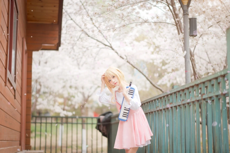 花柒Hana《宫园熏粉裙》主题写真：9张全套美图