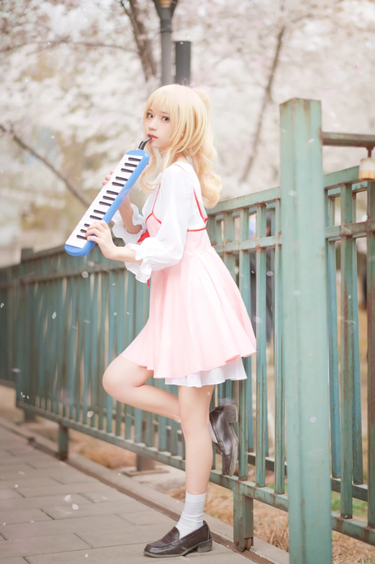 花柒Hana《宫园熏粉裙》主题写真：9张全套美图