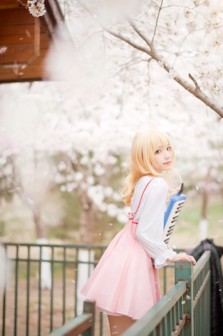 花柒Hana《宫园熏粉裙》主题写真：9张全套美图