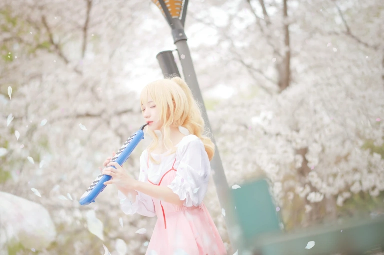 花柒Hana《宫园熏粉裙》主题写真：9张全套美图